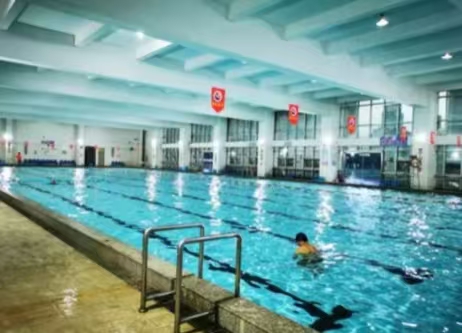 ���������˶�ѧУ����Ӿ����������